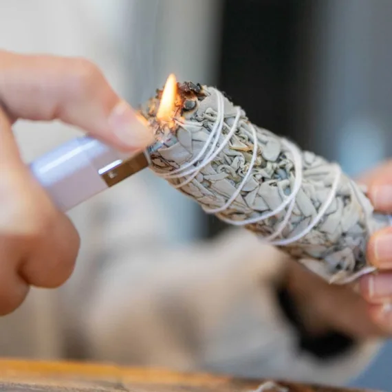 Holder -fat til rølelse palo santo eller salvie