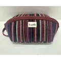 Oval toalettmappe M128-86 Stripet burgunder